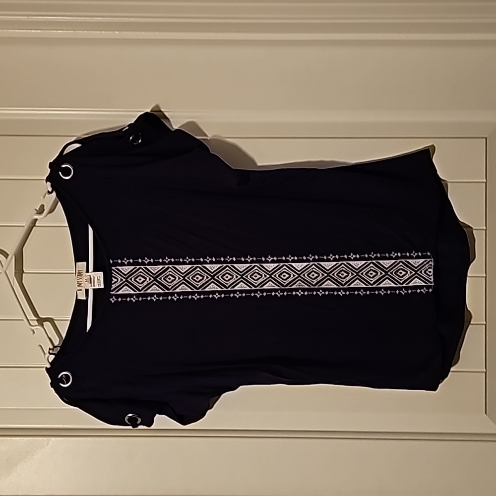 #318 Ladies M Top